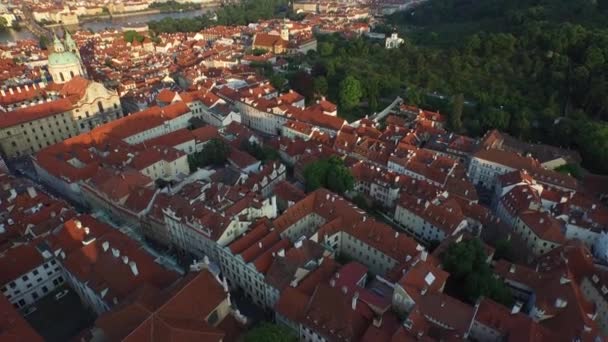 Vltava Nehri Yakınlarındaki Binaların Hava Görüntüleri — Stok video