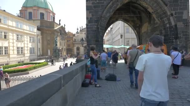 Músicos Cerca Torre Del Puente Del Casco Antiguo — Vídeo de stock