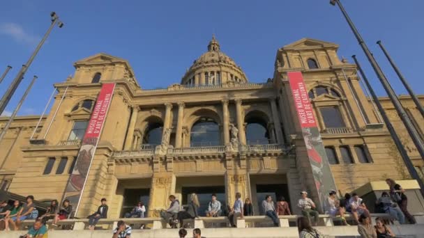 巴塞罗那国家宫前面的游客 — 图库视频影像