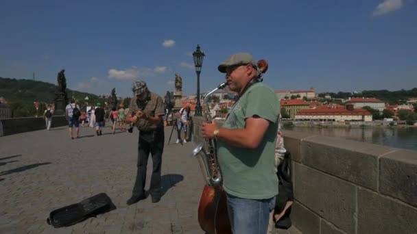 Музыканты Карловом Мосту — стоковое видео