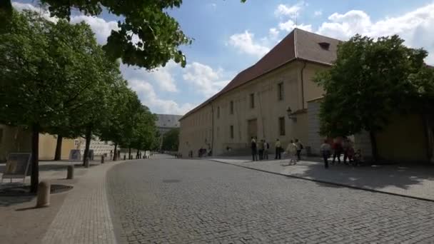 Wandern Der Nähe Der Prager Burg Hofreitschule — Stockvideo