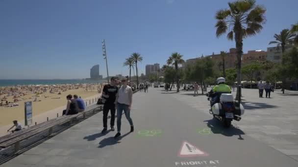 Tourists Seafront Barcelona — Stock Video