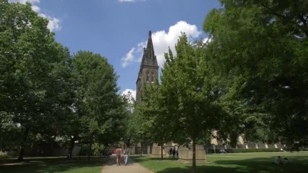 Katedralin Kuleleri Ağaçların Arkasında Görüldü — Stok video