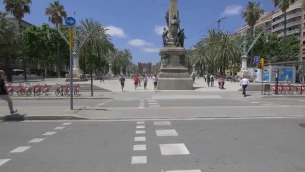 Människor Nära Monument Till Ruis Och Taulet Barcelona — Stockvideo