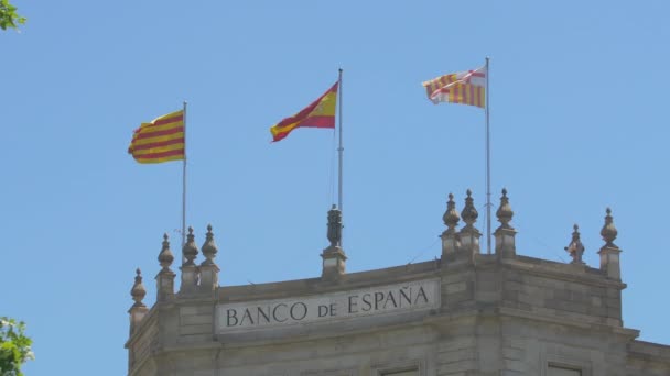 Drapeaux Agitant Sur Bâtiment Banque Espagne — Video