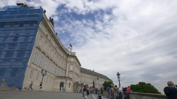 Turistas Que Visitan Plaza Hradthe — Vídeos de Stock