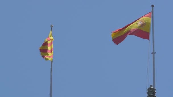 Ισπανικές Και Καταλανικές Σημαίες Κυματίζουν — Αρχείο Βίντεο