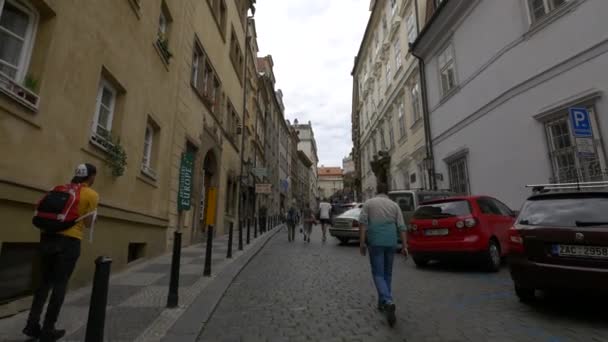 Thunovska Caddesinde Yürüyorum — Stok video