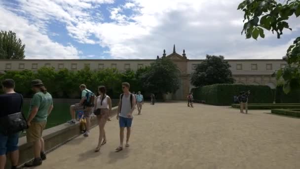 Ludzie Odwiedzający Ogród Wallensteina — Wideo stockowe