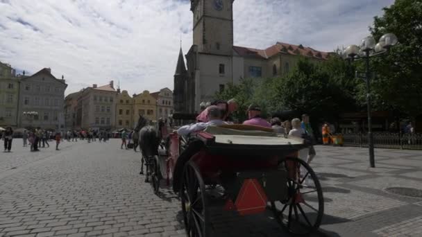 Turisti Che Scendono Una Carrozza — Video Stock