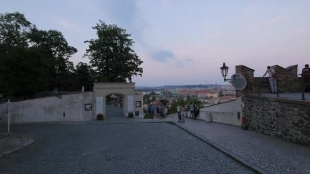 Turistas Dirigiéndose Las Escaleras Del Castillo Viejo — Vídeos de Stock