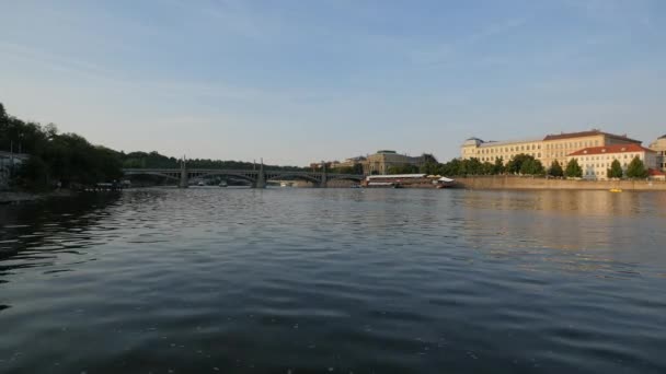 Rzeka Wełtawa Mostem Manesuv — Wideo stockowe