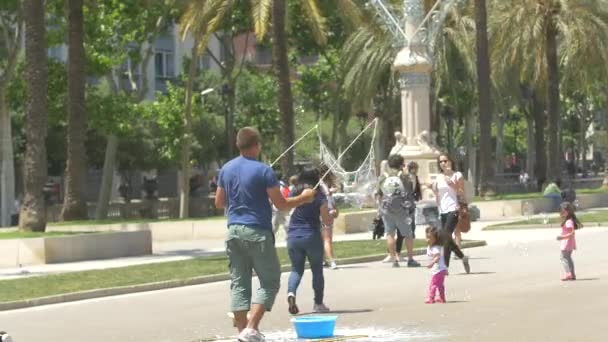 公園で大きなシャボン玉を作る — ストック動画