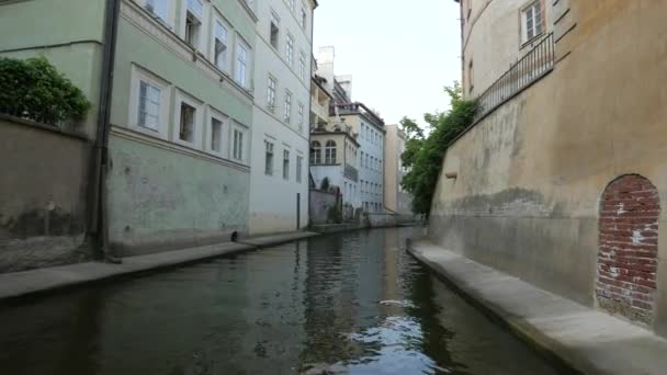 Byggnader Längs Certovka Vattenkanal — Stockvideo