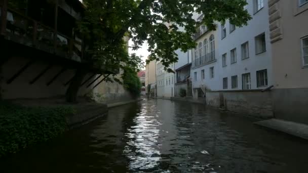 Edifícios Antigos Longo Canal Água Certovka — Vídeo de Stock