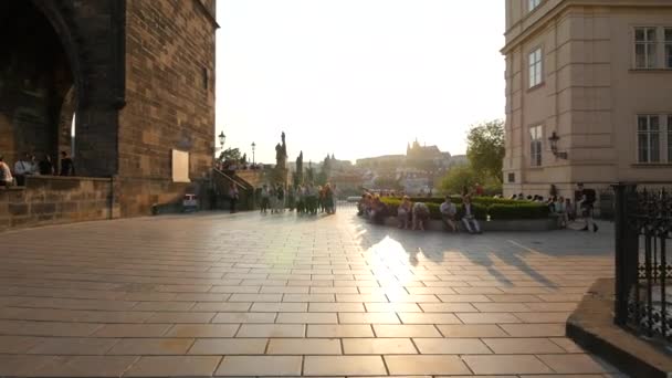 Touristes Sur Place Des Chevaliers Croix — Video