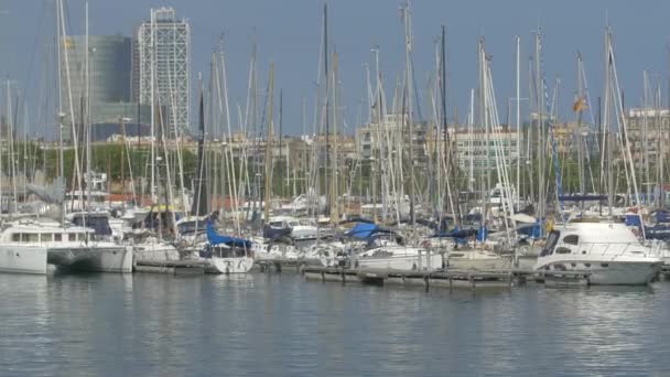 Segelbåtar Och Paileboat Santa Eulalia Båt Förankrad Hamnen Barcelona — Stockvideo