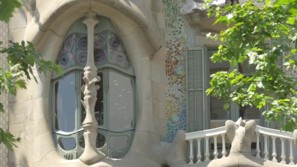 Versierd Raam Bij Casa Batllo — Stockvideo