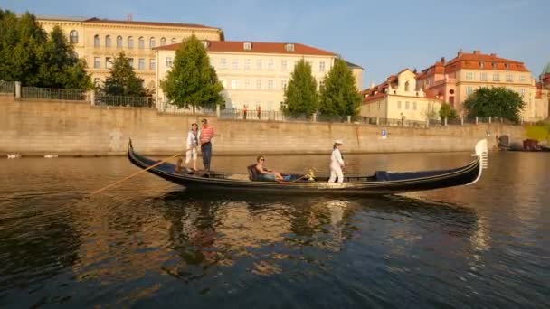 Γόνδολα Στον Ποταμό Vltava — Αρχείο Βίντεο