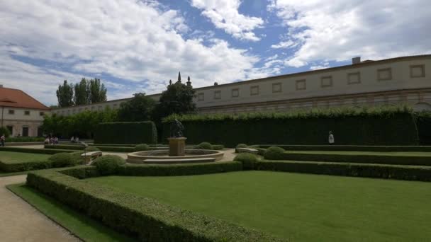 Fontein Met Beeldhouwwerk Een Tuin — Stockvideo