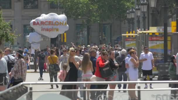 在街上的巴塞罗那鼓舞人心的标志 — 图库视频影像