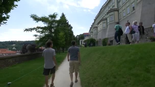 走过布拉格城堡的城墙 — 图库视频影像