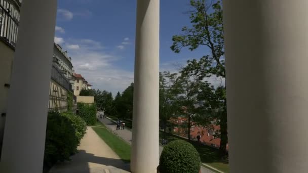 Gasse Mit Säulen Entlang Eines Gebäudes — Stockvideo