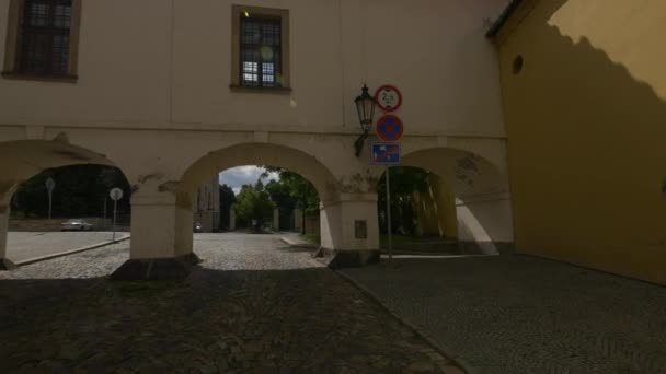 Arcos Entre Rua Kapucinska Praça Loreta — Vídeo de Stock