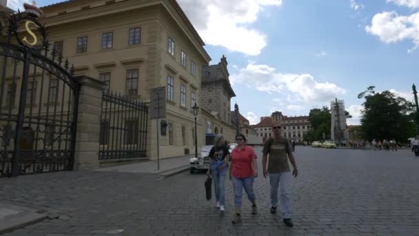 Прогулка Площади Градчаны — стоковое видео