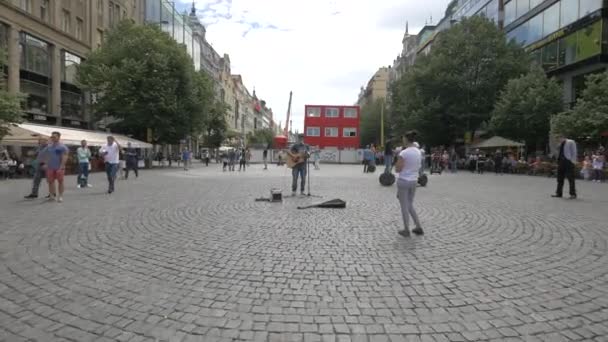 Gitarrespielen Und Singen Auf Dem Wenzelsplatz — Stockvideo