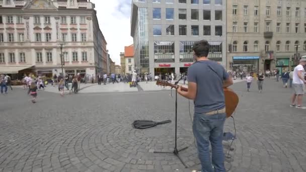 Gitaar Spelen Een Vierkant — Stockvideo