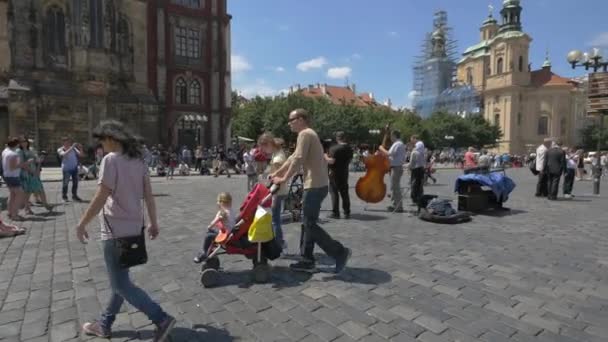 Μουσικοί Που Παίζουν Στην Πλατεία Της Παλιάς Πόλης — Αρχείο Βίντεο