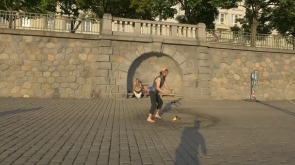 Sokak Sanatçısı Ateş Topu Çeviriyor — Stok video