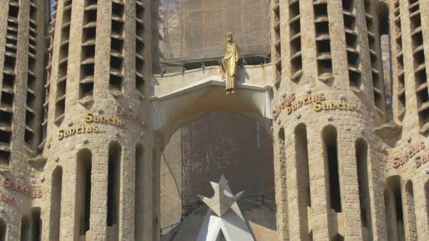 巴塞罗那Sagrada Familia岛上基督的黄金雕像 — 图库视频影像