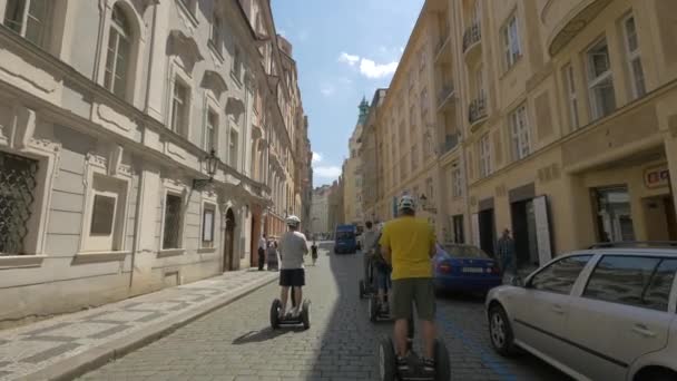 Riding Segways Maiselova Straat — Stockvideo