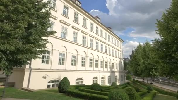 Bâtiment Avec Une Cour Avant Verte — Video