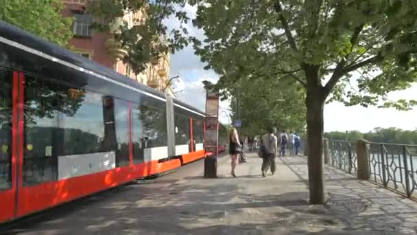Tramvay Smetanovo Nabrezi Caddesinde Ilerliyor — Stok video