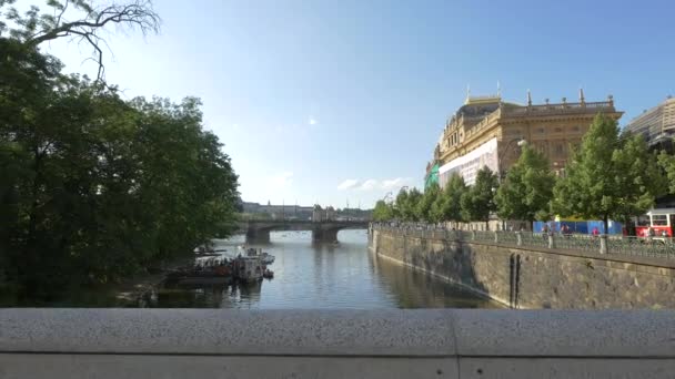 Teatro Nacional Visto Desde Slovansky Ostrov — Vídeos de Stock