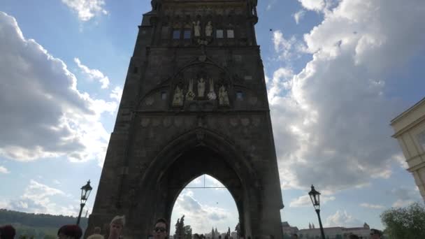 Passeggiando Sotto Torre Del Ponte Della Città Vecchia — Video Stock