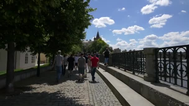 Пешком Фотографированием Реки Влтавы — стоковое видео