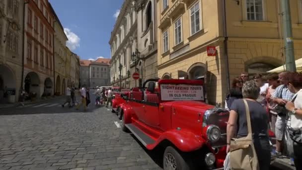 Auf Einem Platz Geparkte Oldtimer — Stockvideo