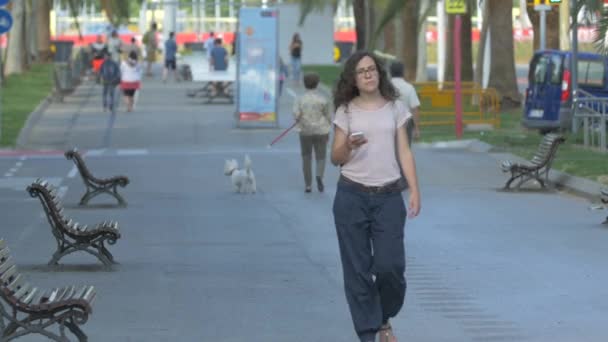 走在街上的年轻女子 — 图库视频影像