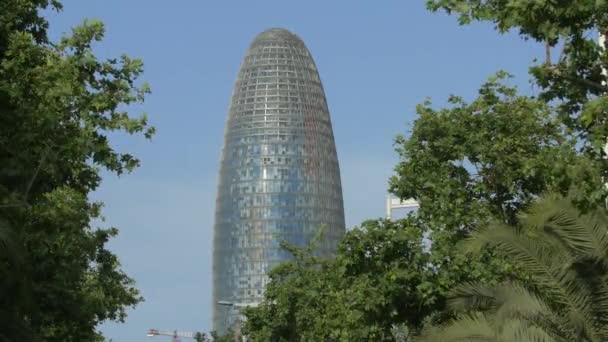 Agbar Toren Gezien Achter Bomen Barcelona — Stockvideo