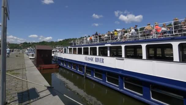 Nehir Kıyısına Demir Atmış Gezici Bir Tekne — Stok video