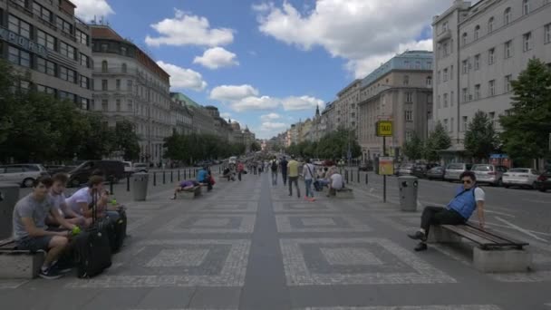 Menschen Entspannen Sich Auf Dem Wenzelsplatz — Stockvideo