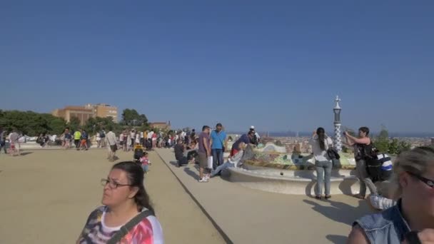 Turistas Terraza Principal Del Parque Güell Barcelona — Vídeo de stock