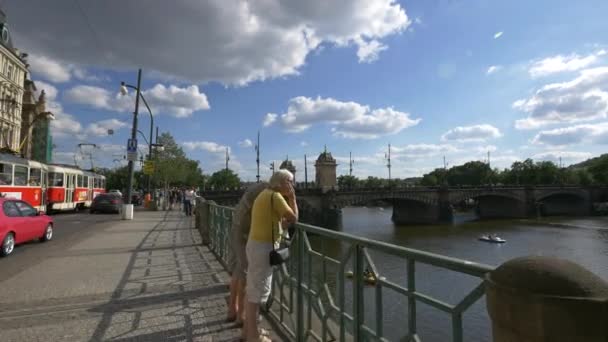 Procházka Smetanově Nábřeží Blízko Mostu — Stock video