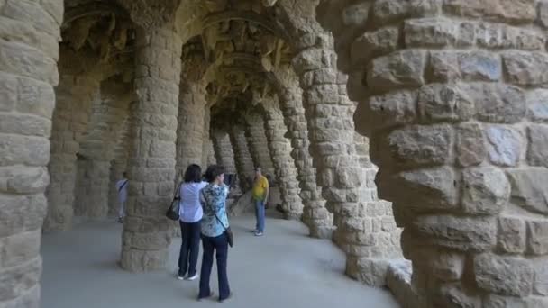 Arcades Van Stenen Zuilen Park Guell Barcelona — Stockvideo