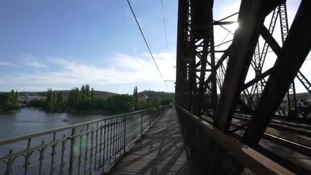 Zeleznicni Bridge Vltava川 — ストック動画