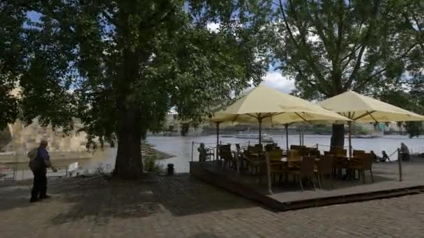 Restaurante Aire Libre Orillas Del Río — Vídeos de Stock